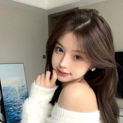 给小酒馆女子喝高杯酒